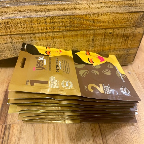 NWOT 12 Pack YES TO Coconut 2-Step Single Use Lip Lip Scrub, Mask & Lip Plumper - Picture 3 of 3